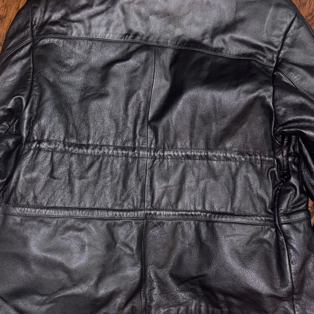 Vintage Wilson’s leather jacket with cute detailing and timeless look - Picture 6 of 14